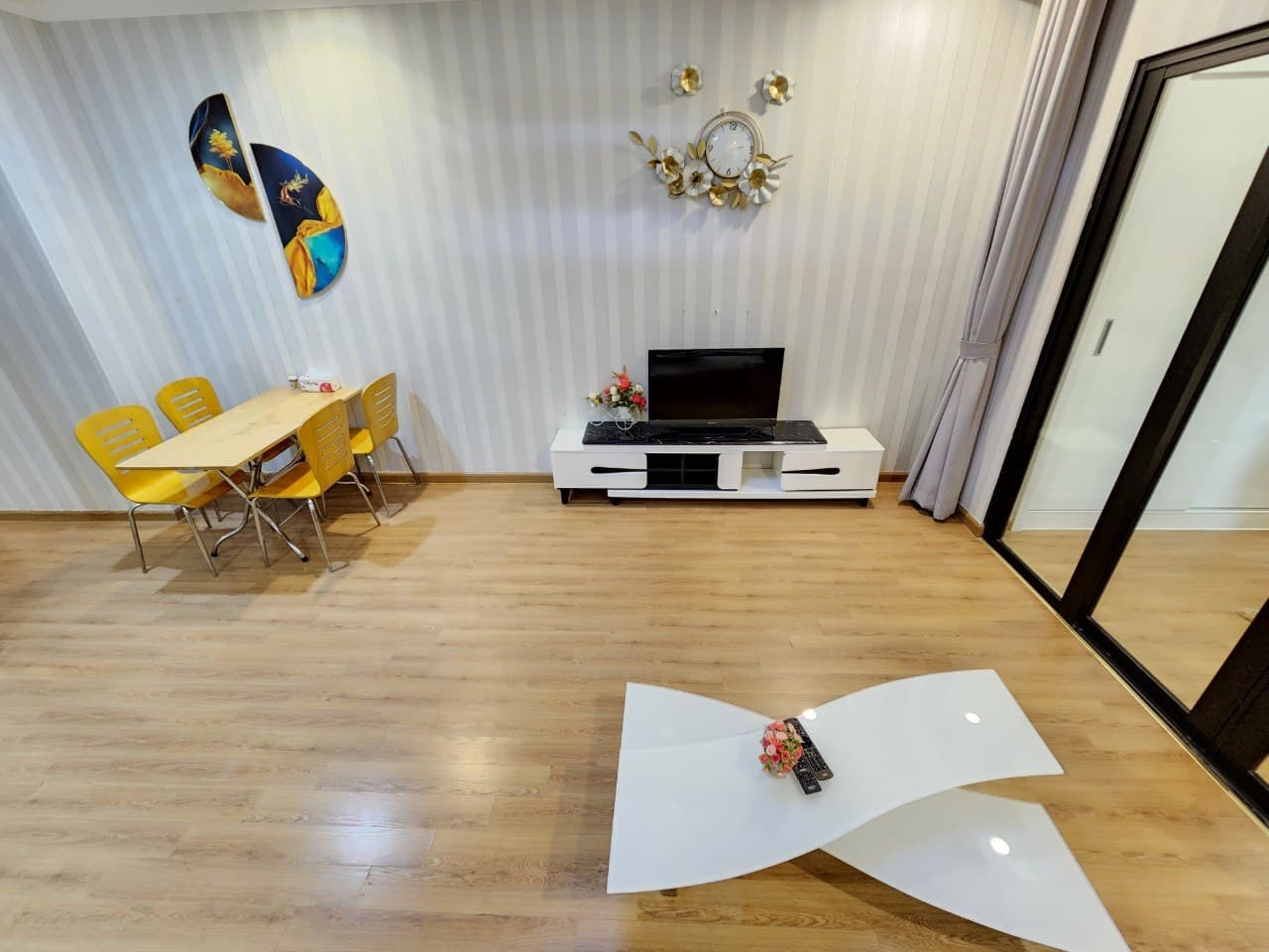 로얄시티 R6동 5층 1베드 55㎡ 단기숙박 사진 2 |  |