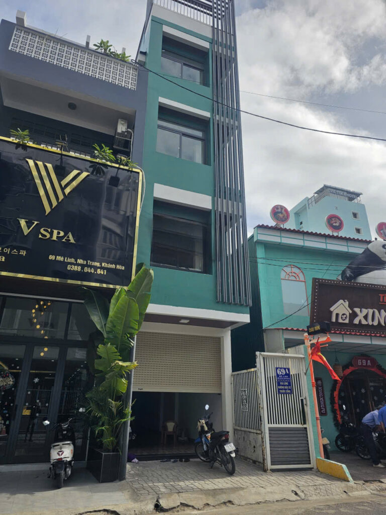 나트랑 시내 거리 상가 임대 ㅣ 중심가 인근 · 넓은 공간 · 다양한 업종 가능