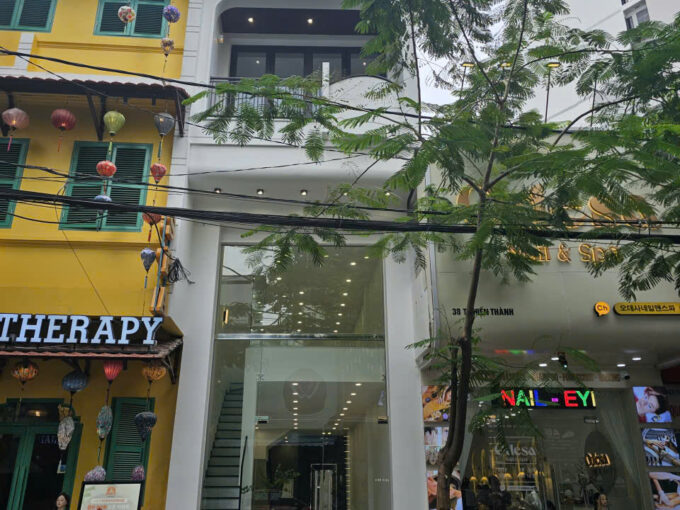 나트랑 외국인 밀집 지역 상가 임대 | 중심가 인근 · 신축 3층 건물 · 엘리베이터 완비