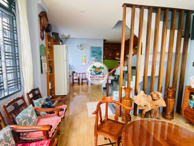 나트랑 한국인 거리 중심지 상가 임대 ㅣ 다양한 업종 가능 . 관광객 유동 많은 골목 . 테라스 있음